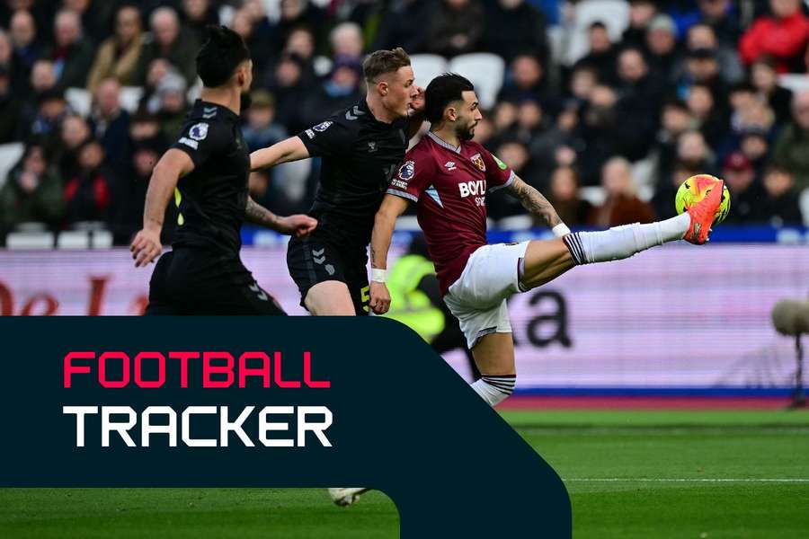 Taty Castellanos stretches to reach the ball past Sunderland's Omar Alderete and Dan Ballard