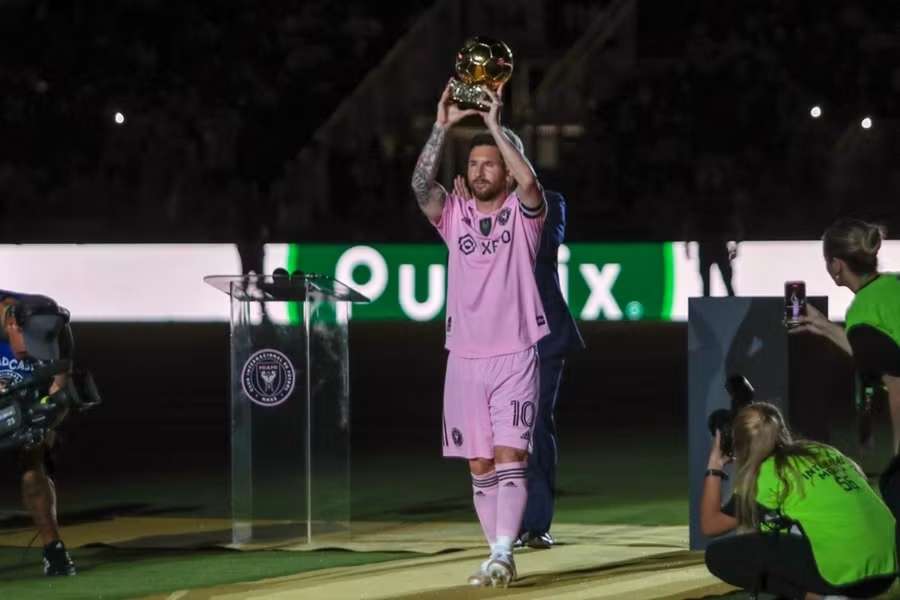 Messi le ofrece su Balón de Oro a los seguidores del Inter de Miami