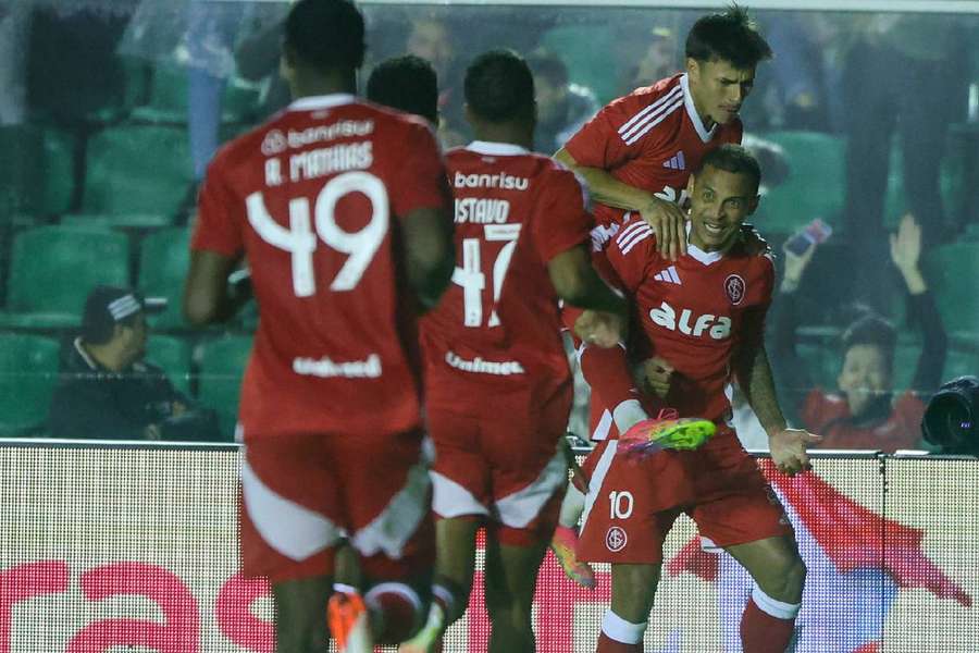 Alan Patrick perdeu dois pênaltis mas deixou o seu de falta
