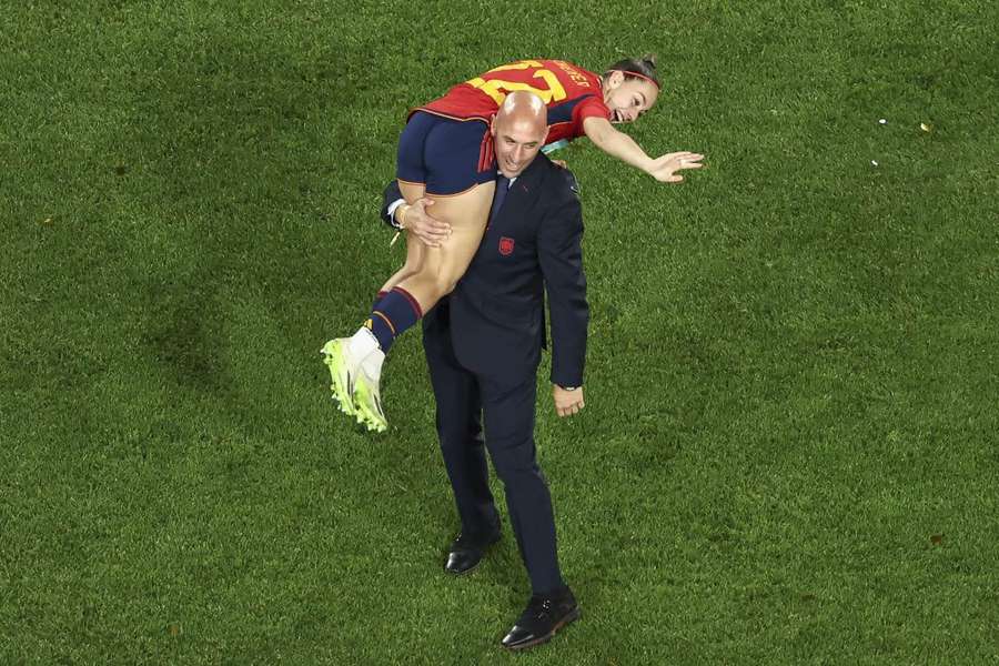 Rubiales, con Athenea Del Castillo a hombros durante la celebración del Mundial.