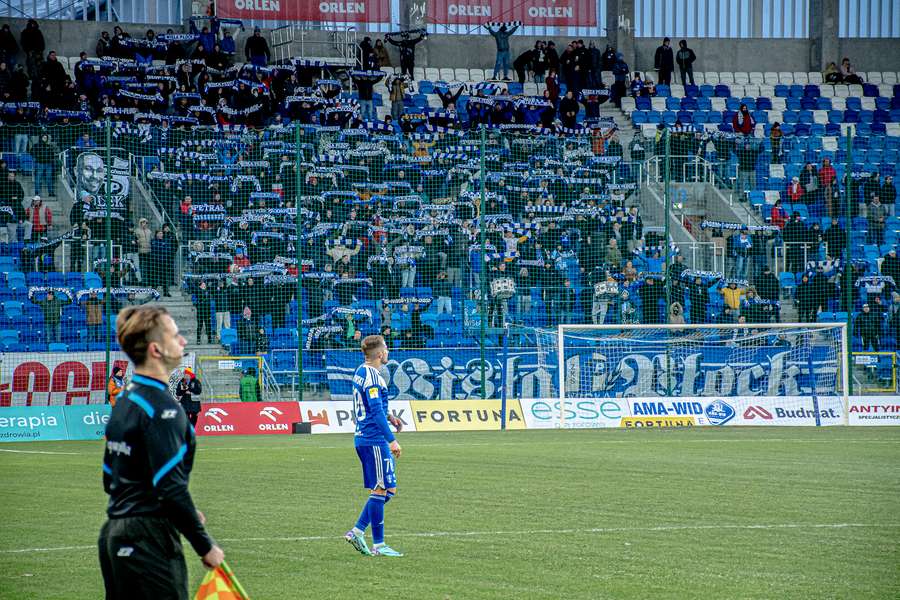 Pusty stadion i zakaz wyjazdowy – to kara za skandaliczny incydent w Płocku