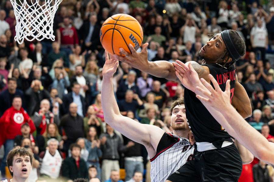 Nymburský Jaquan Lawrence (vpravo) útočí na koš Rytasu. Nymburský Jaquan Lawrence (vpravo) útočí na koš Rytasu.
