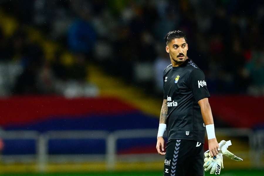 Álvaro Valles firma su contrato con el Betis