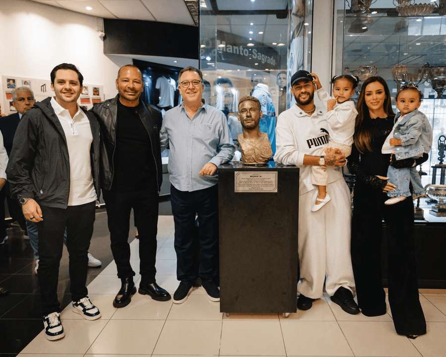 Neymar posa para foto ao lado da família e do presidente santista Marcelo Teixeira