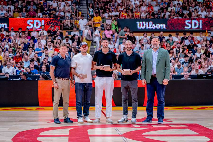 Rafa Jofresa, Quino Colom, Álex Barrera, Pau Ribas y Alfonso Reyes, de izquierda a derecha Rafa Jofresa, Quino Colom, Álex Barrera, Pau Ribas y Alfonso Reyes, de izquierda a derecha