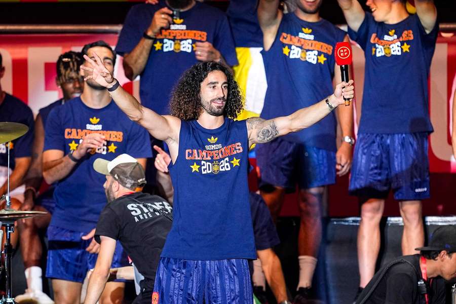Marc Cucurella bei der Titelfeier. Marc Cucurella bei der Titelfeier.
