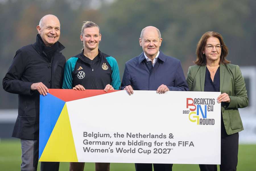 Bernd Neuendorf, Alexandra Popp, Olaf Scholz e Heike Ullrich estão a fazer campanha conjunta para o Campeonato do Mundo de Futebol Feminino de 2027.