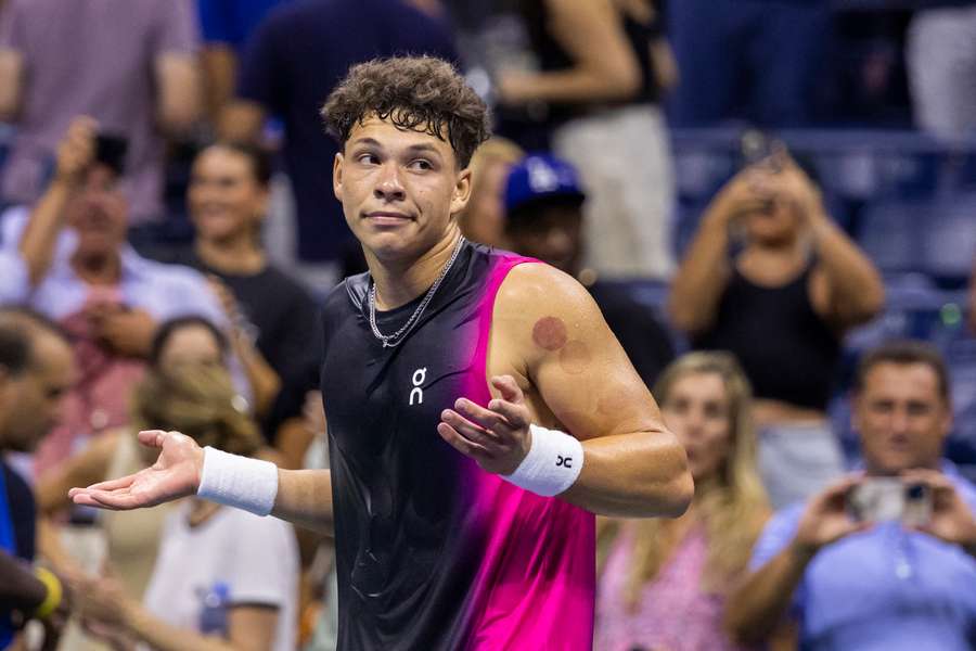 Ben Shelton speelt niet alleen met Tiafoe, maar ook met het publiek