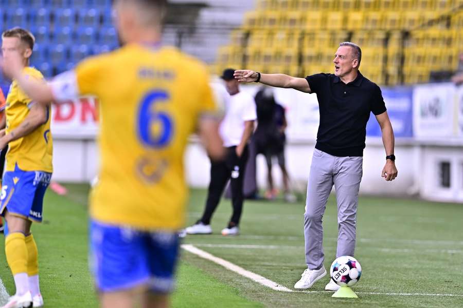 Luboš Kozel na lavičce Jablonce. Luboš Kozel na lavičce Jablonce.
