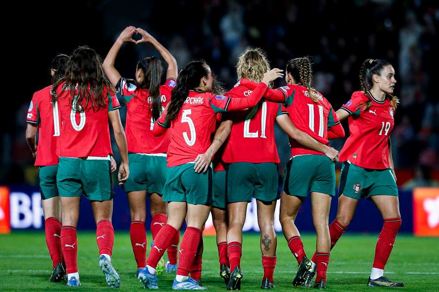 Jogadoras de Portugal celebram golo contra Espanha
