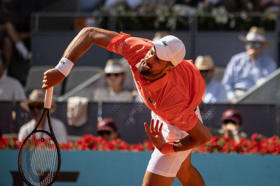Novak Djokovič se na kurtech trápí.