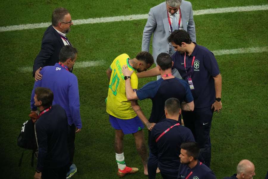 'Ney' foi substituído aos 35 minutos do segundo tempo com problemas no tornozelo direito