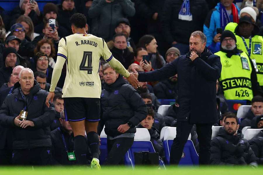 Hansi Flick sleduje predčasný odchod Araúja do šatne.