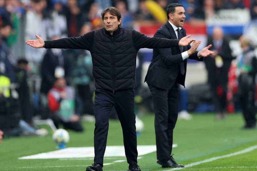 Conte protesta una jugada durante el Atalanta - Nápoles