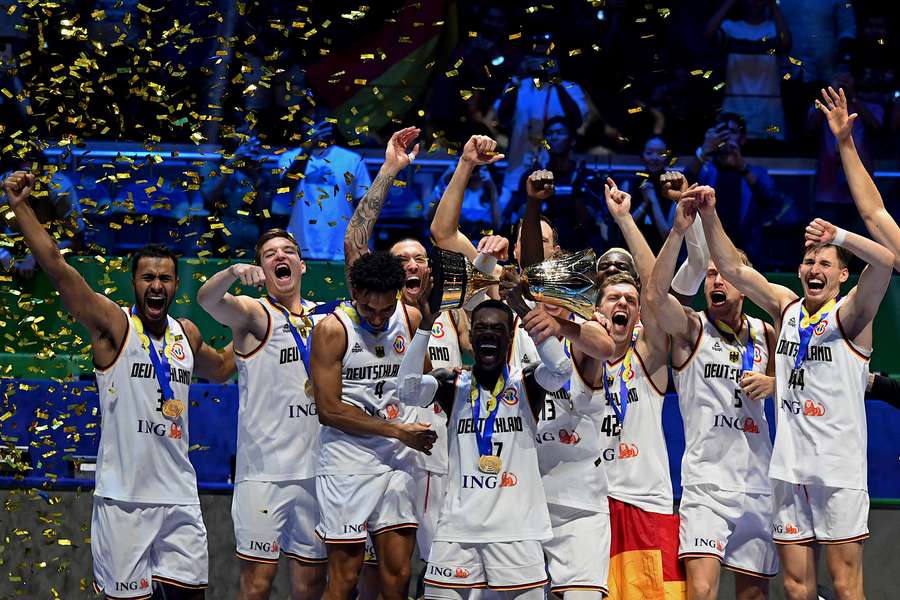 Am Ziel ihrer Träume: das deutsche Team mit der Naismith-Trophäe