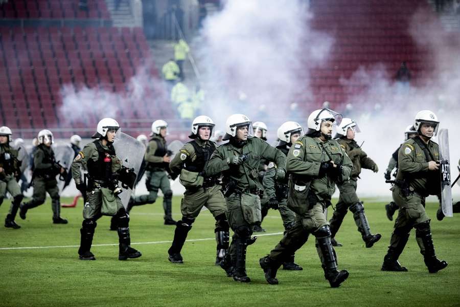 Fanii lui Olympiakos au intrat pe teren si s-au bătut cu forțele de ordine