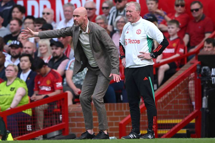 Steve McClaren (R) als assistent-trainer van Erik ten Hag