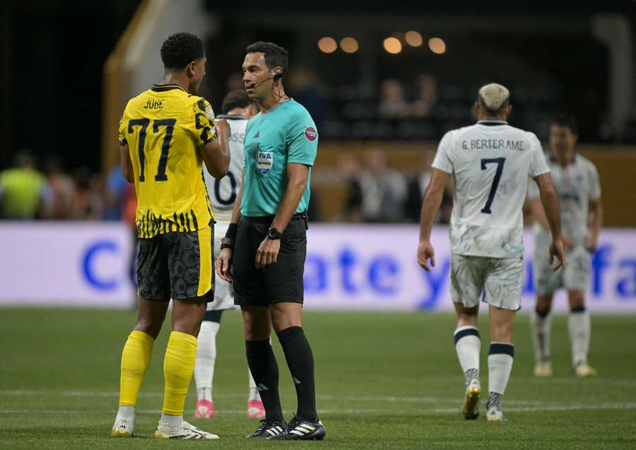 Jobe foi advertido pela arbitragem ainda no primeiro tempo