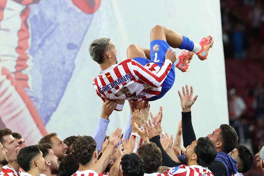 Koledzy z drużyny podrzucali Griezmanna w górę. Koledzy z drużyny podrzucali Griezmanna w górę.