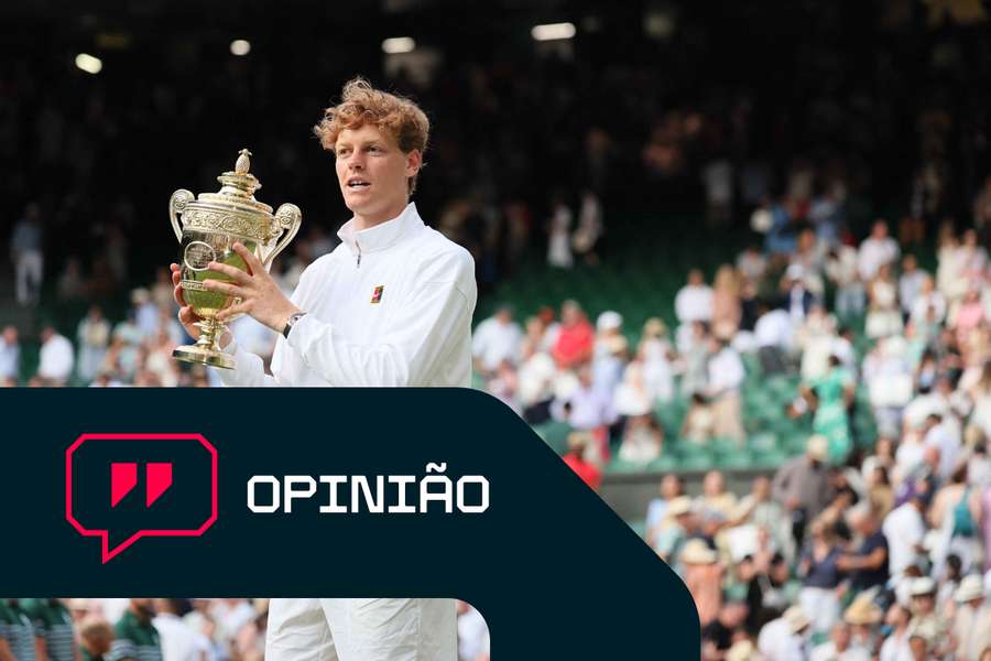 Jannik Sinner com o troféu de Wimbledon