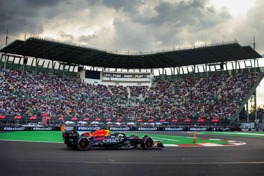 Sergio Perez bei seinem Heimrennen vor den Tribünen von Mexiko.