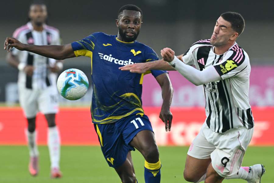 Hellas Verona's Jean-Daniel Akpa-Akpro (left) fights for the ball with Juventus' Dusan Vlahovic