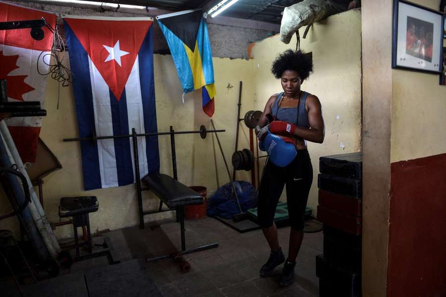 De Cubaanse bokser Idamelys Moreno bereidt zich voor om te trainen in een sportschool in Havana