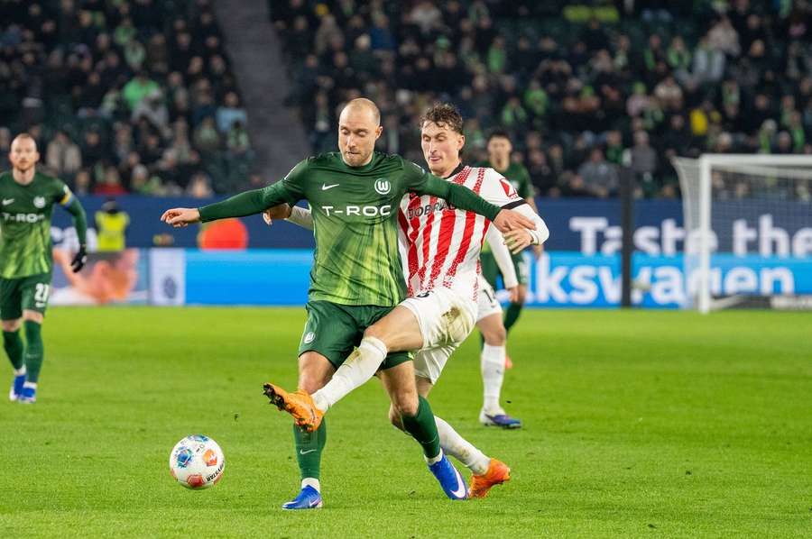 Eriksen počas zápasu proti Freiburgu.