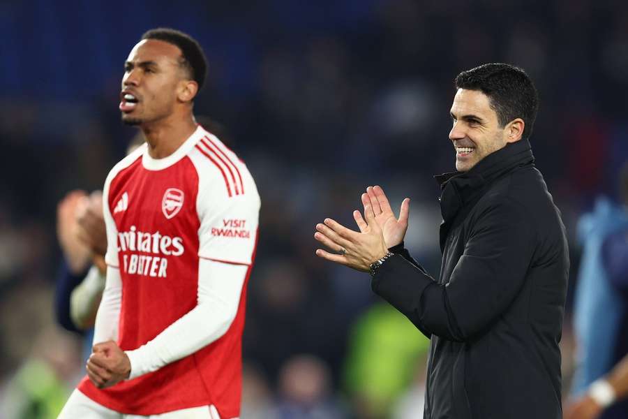 Arsenal manager Mikel Arteta (R)