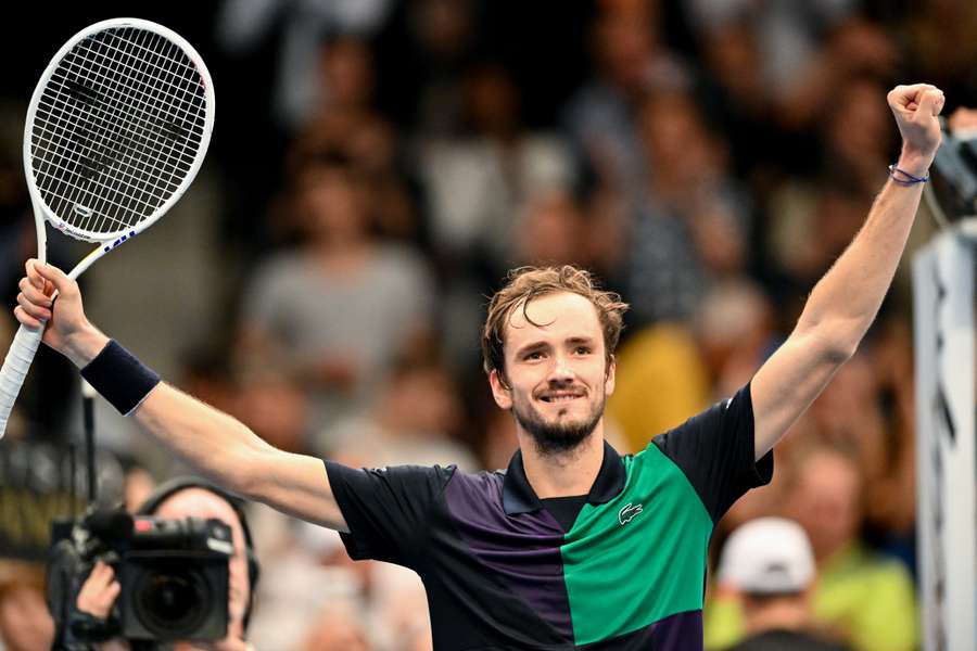 Medvedev verslaat Shapovalov en wint ATP-toernooi Wenen