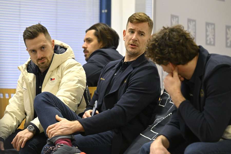 Červenka na letišti před odletem do dějiště Her.