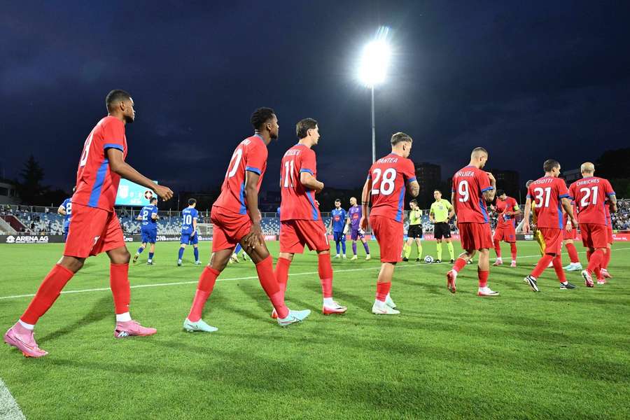 FCSB-iștii în meciul cu Drita
