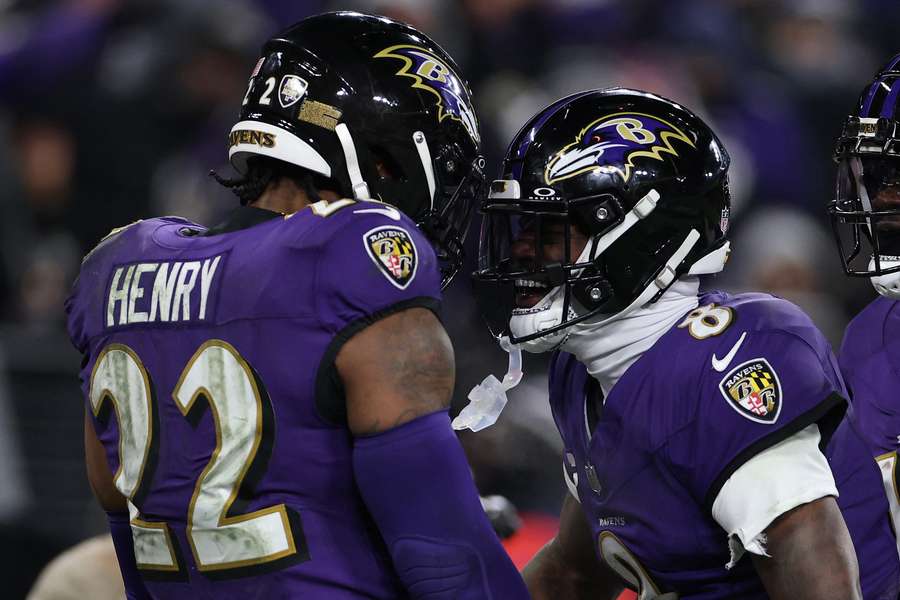 Derrick Henry é celebrado pelo quarterback Lamar Jackson