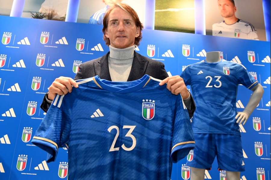 Roberto Mancini con la nuova maglia della nazionale