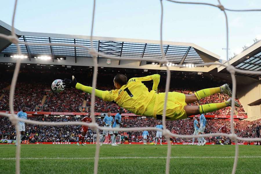 Donnarumma, do City, se estica pra fazer defesa em Anfield Donnarumma, do City, se estica pra fazer defesa em Anfield
