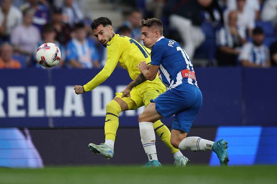 Baena da un pase ante el Espanyol.