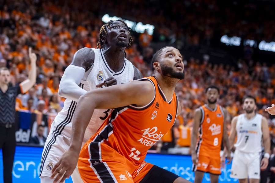 Ndiaye (I), durante un partido contra Valencia Basket Ndiaye (I), durante un partido contra Valencia Basket