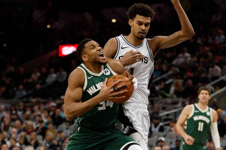 Spurs niespodziewanie rozbili Bucks. Show Wembanyamy, Sochan w cieniu