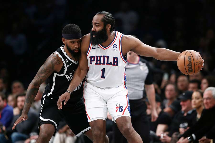 James Harden (re.) schirmt den Ball vor Royce O'Neale ab