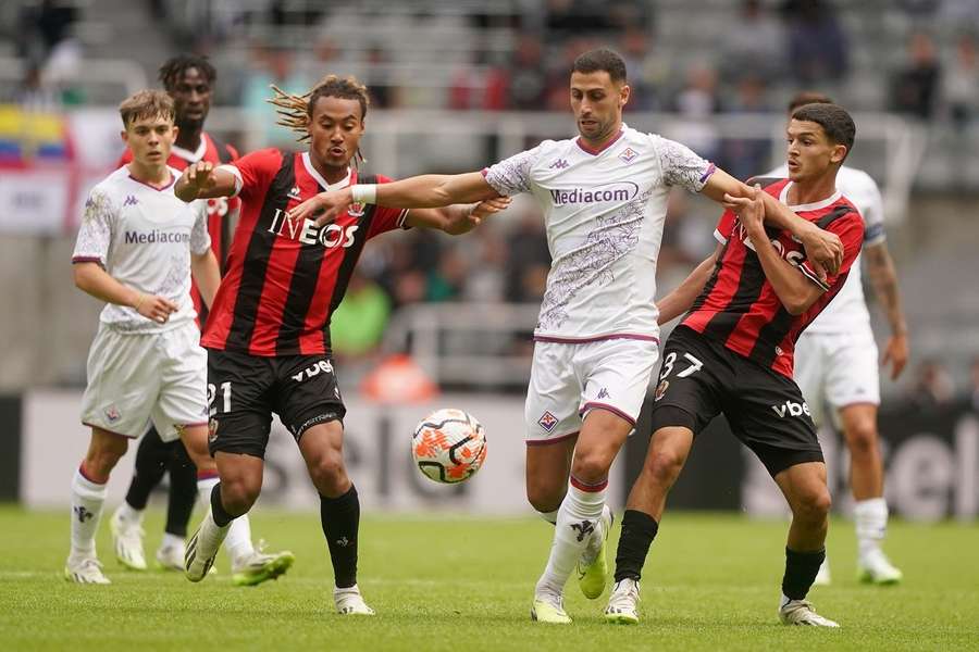 Jogo renhido e demasiado físico entre Fiorentina e Nice, com cinco cartões amarelos