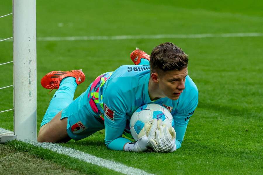 Finn Dahmen erweist sich in dieser Saison als sicherer Rückhalt im Tor des FC Augsburg