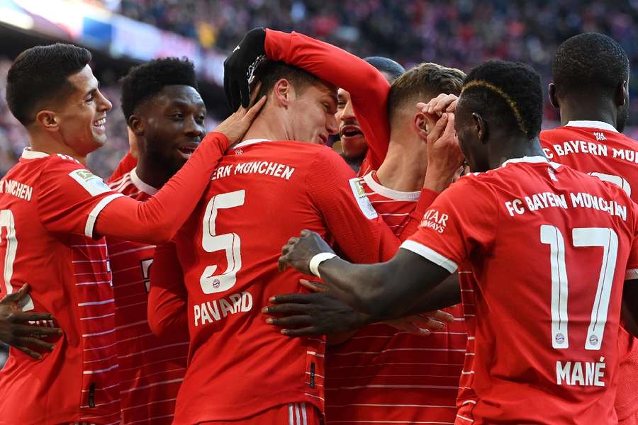 Los jugadores del Bayern celebran uno de los cinco goles al Augsburgo