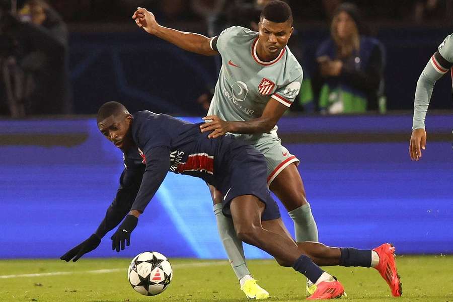 Reinildo frente a Dembélé durante el PSG-Atlético de Madrid en el Parque de los Príncipes. 