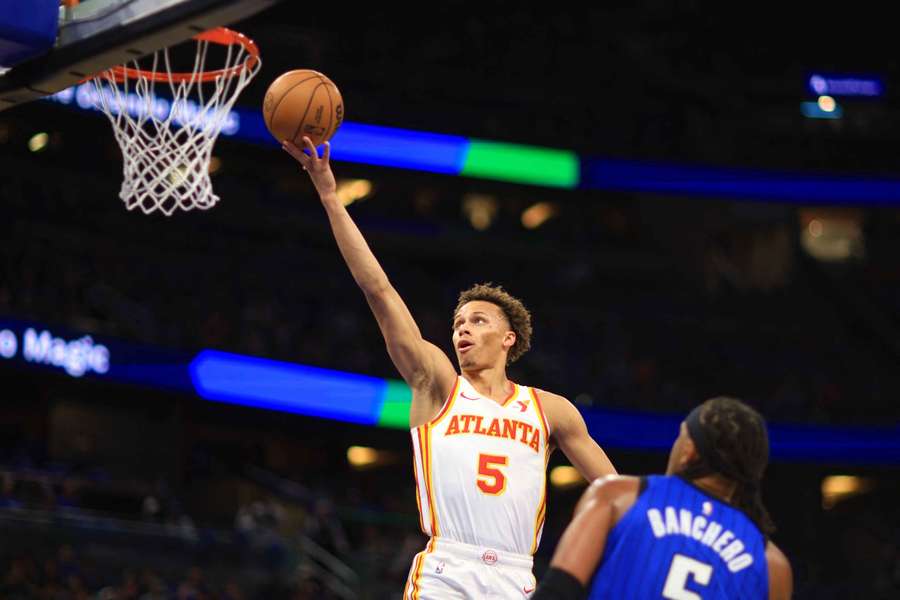 Dyson Daniels drives to the basket during the 2024/25 NBA Play-In Tournament.