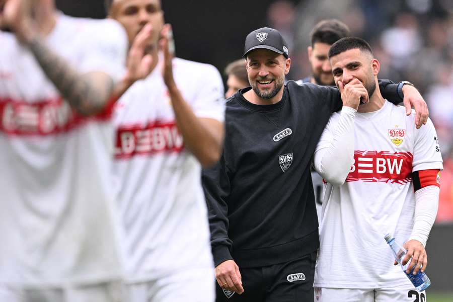 Umarmung zwischen Trainer Hoeneß und Torjäger Undav Umarmung zwischen Trainer Hoeneß und Torjäger Undav