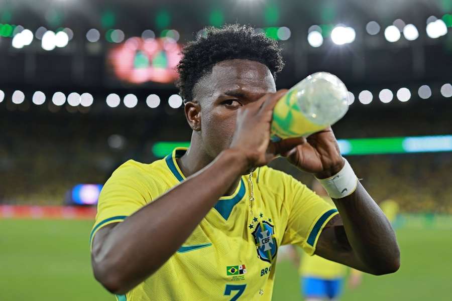 Die Stars wie Vini Junior müssen sich keine Sorgen um Wasser machen – die Fans hingegen schon