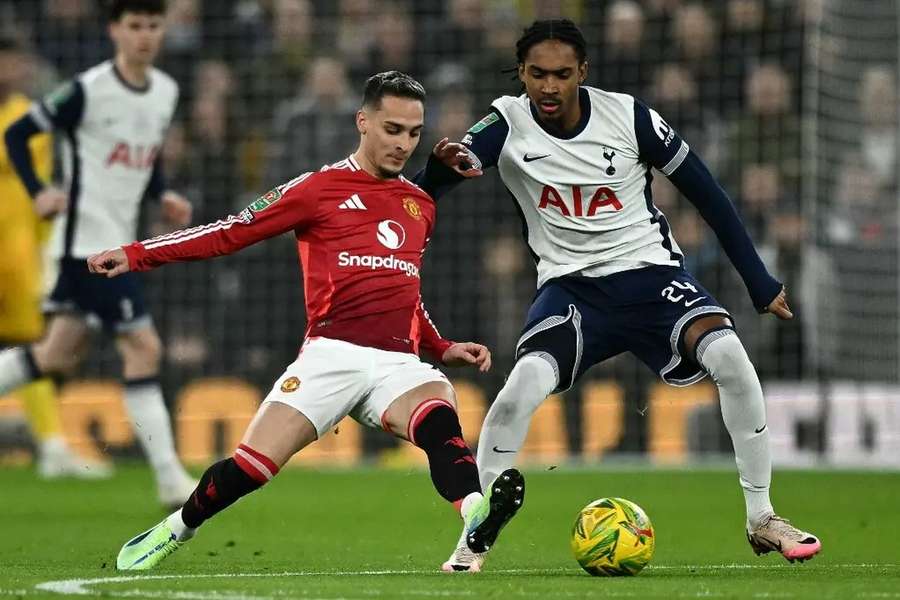 Antony quer continuar no Manchester United, garante empresário