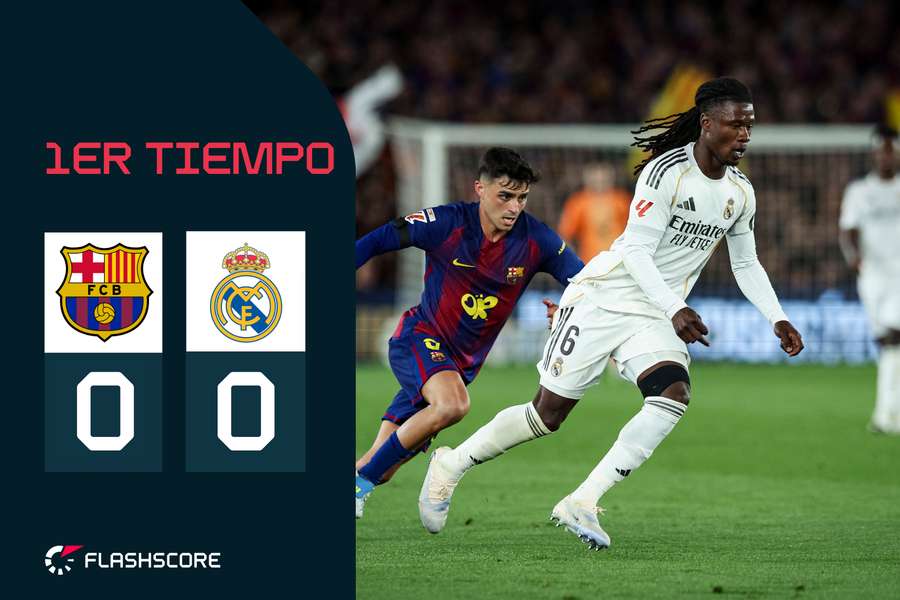 Pedri ante Camavinga, en el Clásico de la pasada temporada en el Camp Nou