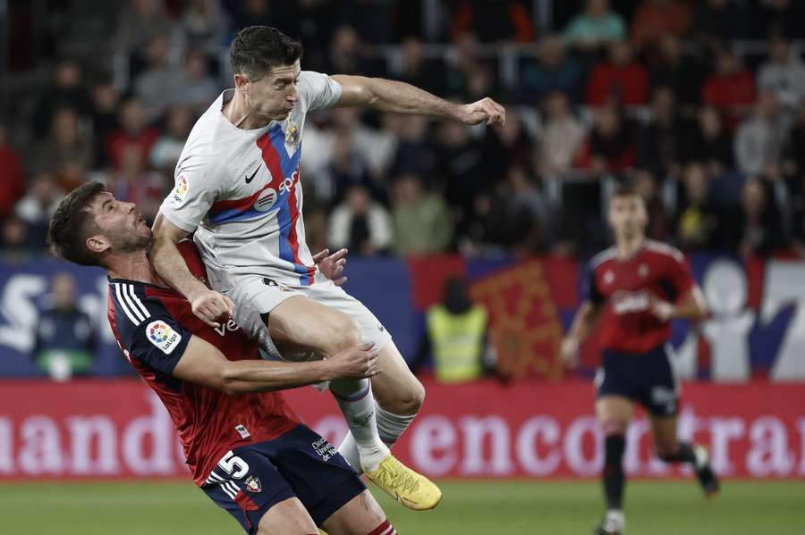 Het incident waarvoor Lewandowski tegen Osasuna zijn tweede gele kaart ontving