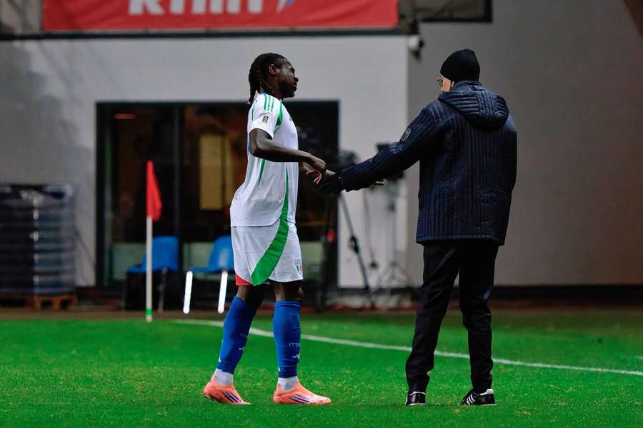 Moise Kean lascia il campo durante la gara contro l'Estonia